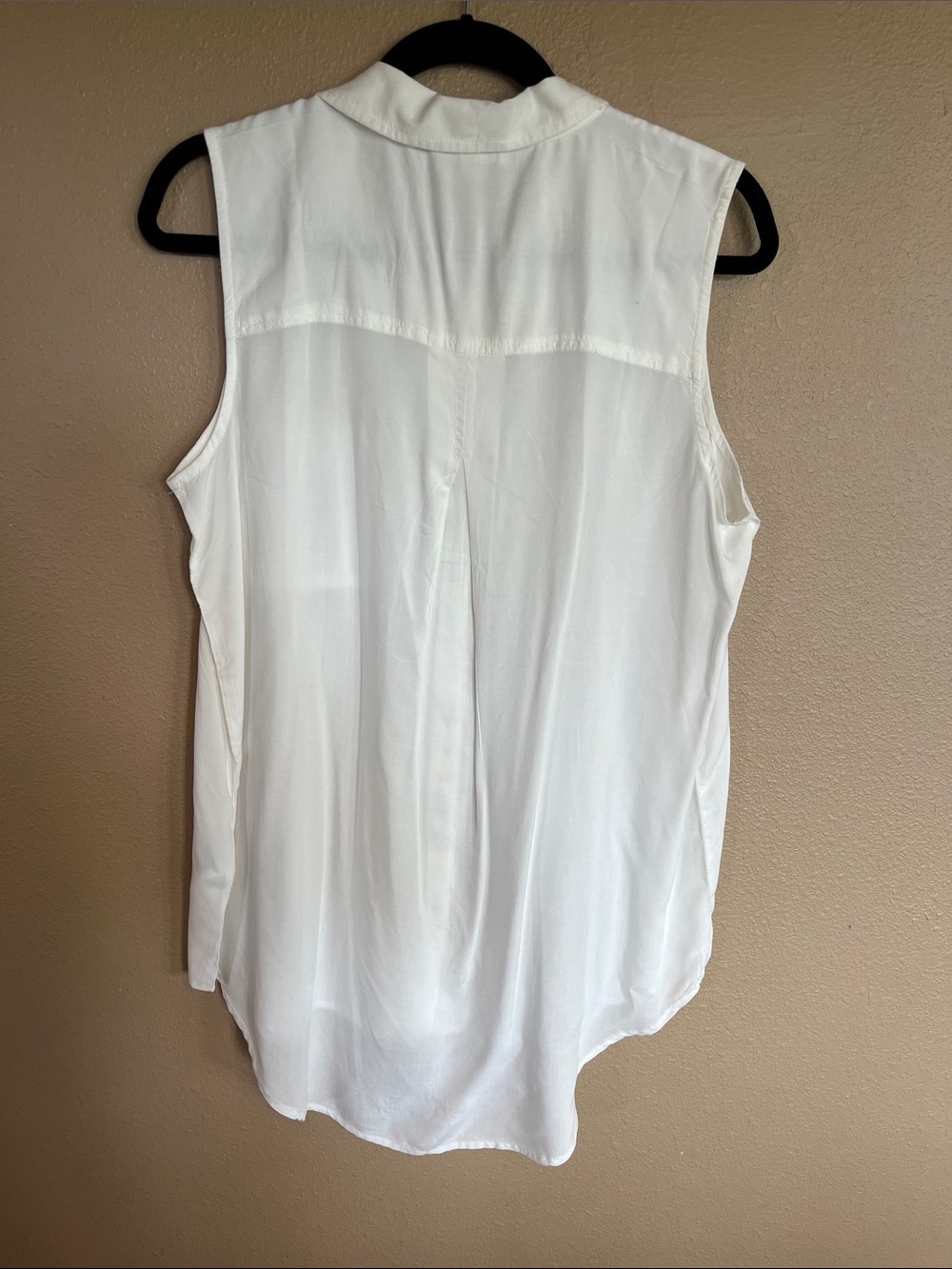beachlunchlounge White Sleeveless Button-Down Shirt with Chest Pocket - Picture 6 of 9